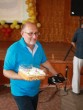 Макаров Юрий(выпуск 1969) вручает торт